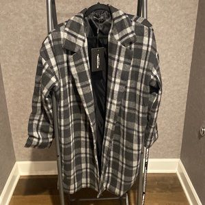 Plaid gray and black oversized coat. Size 10. Brand: PrettyLittleThing